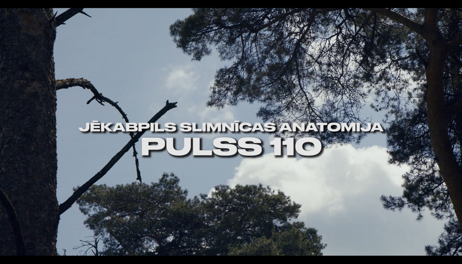 Kadrs no Jēkabpils slimnīcas filmas - priedes un debesis, pa virsu uzraksts Jēkabpils slimnīcas anatomij. Pulss 110
