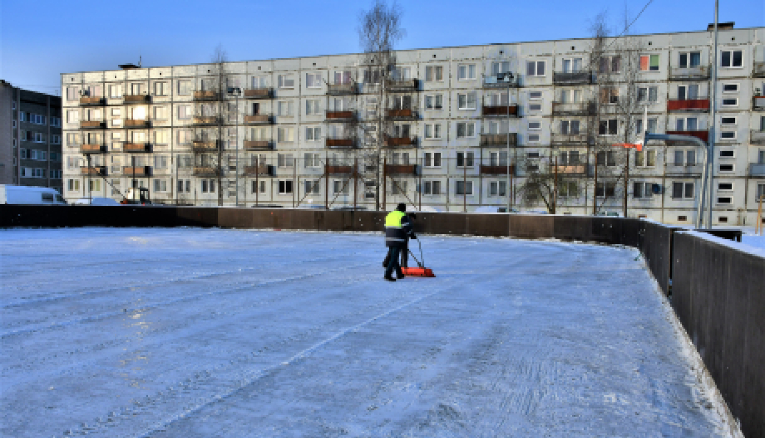 Uzsāk ledus liešanu Pils rajona slidotavā