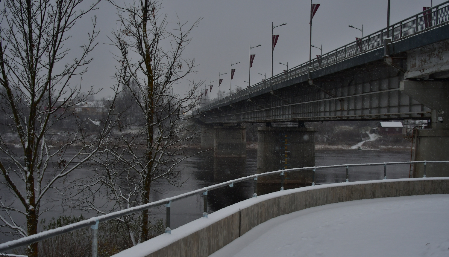 Skats no dambja gājēju celiņa uz Jēkabpils tiltu pār Daugavu