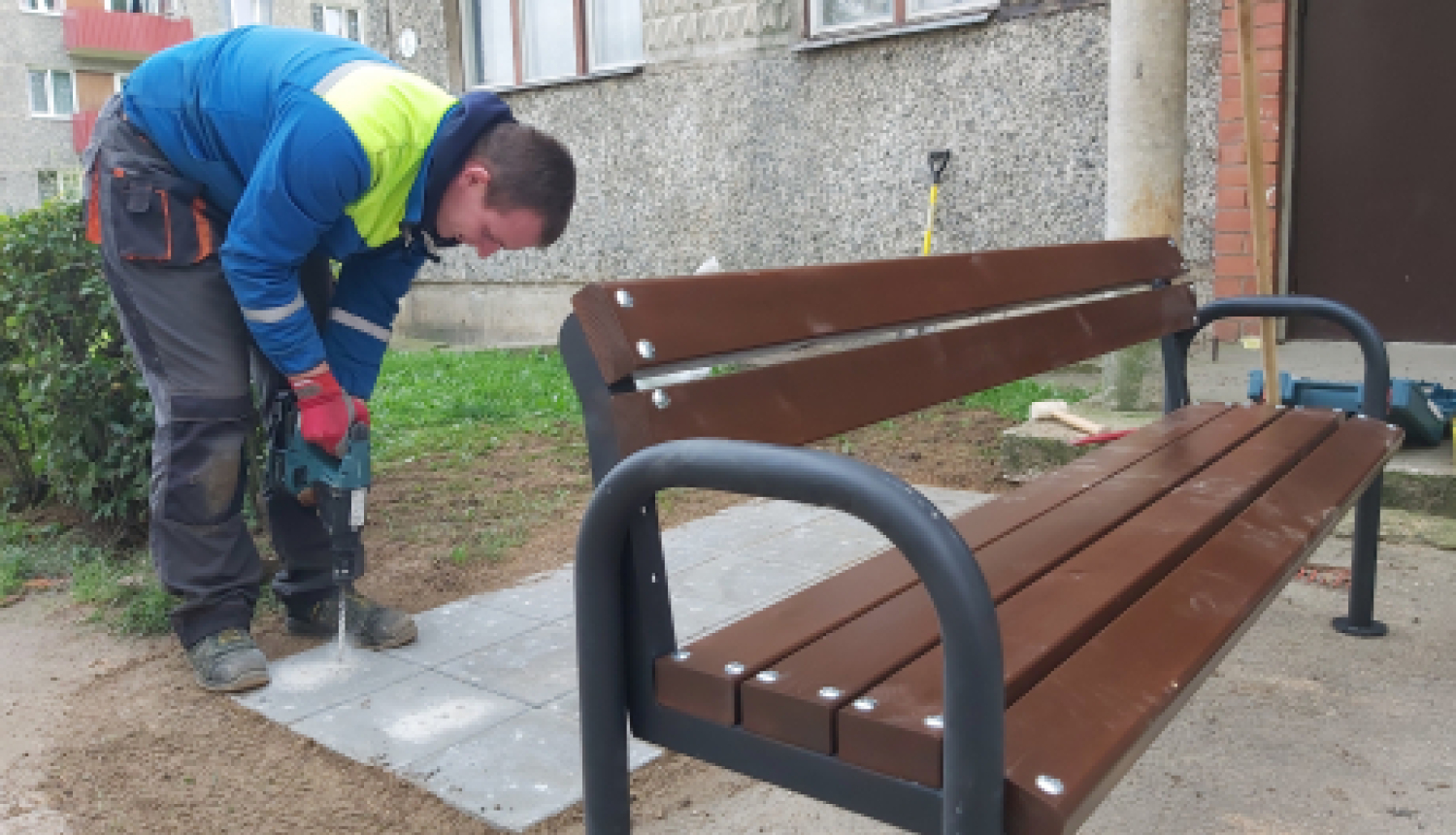 Turpinām strādāt māju labiekārtošanā