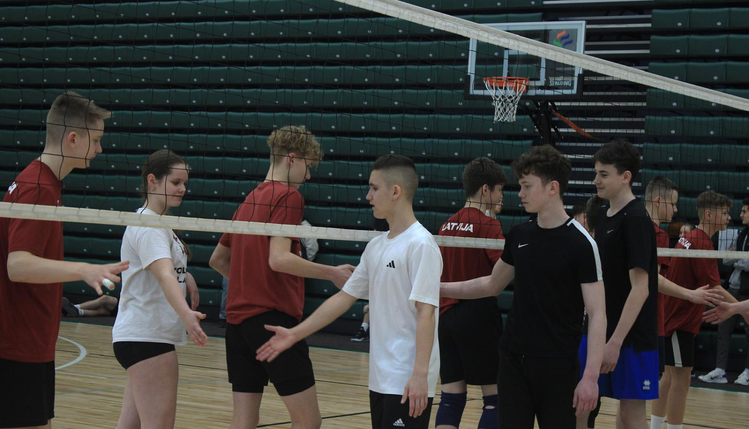 Jaunieši sarokojas pēc sporta spēles