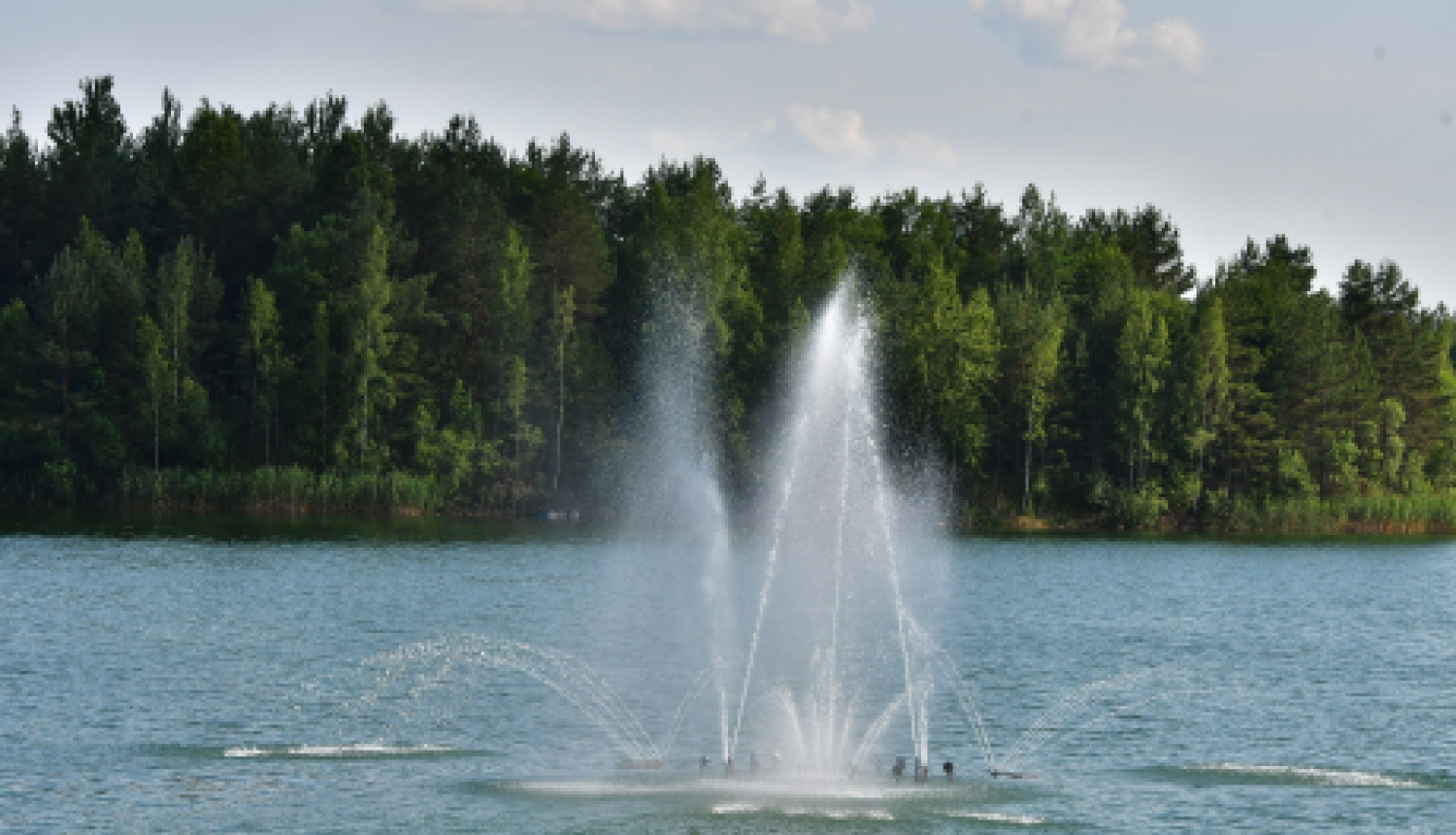 Radžu ūdenskrātuves galvenās peldvietas akvatorijā uzstādīta strūklaka