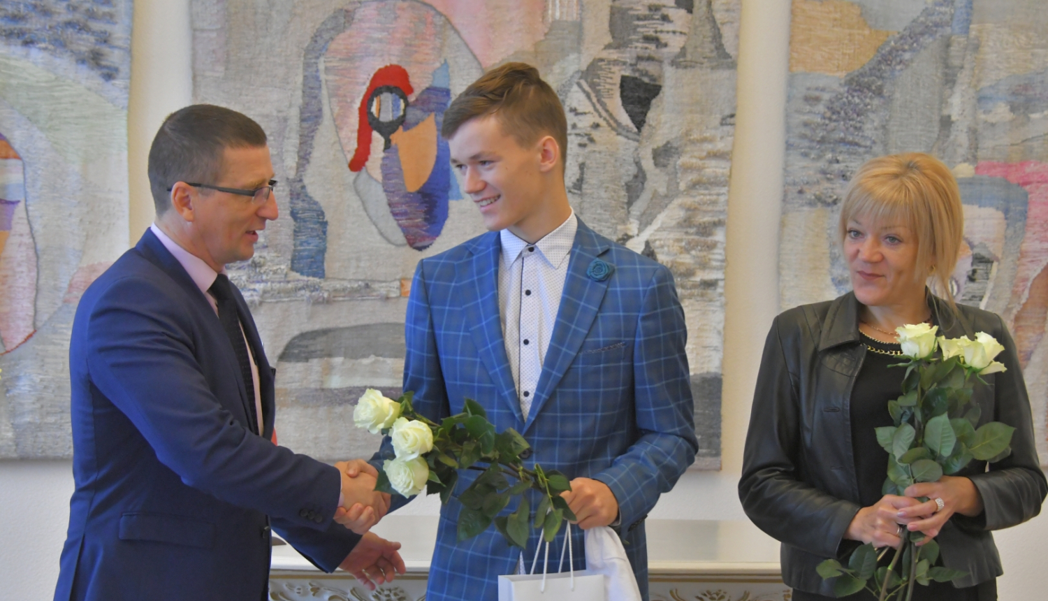 Domes priekšsēdētājs sveic sportistu Jāni Censoni