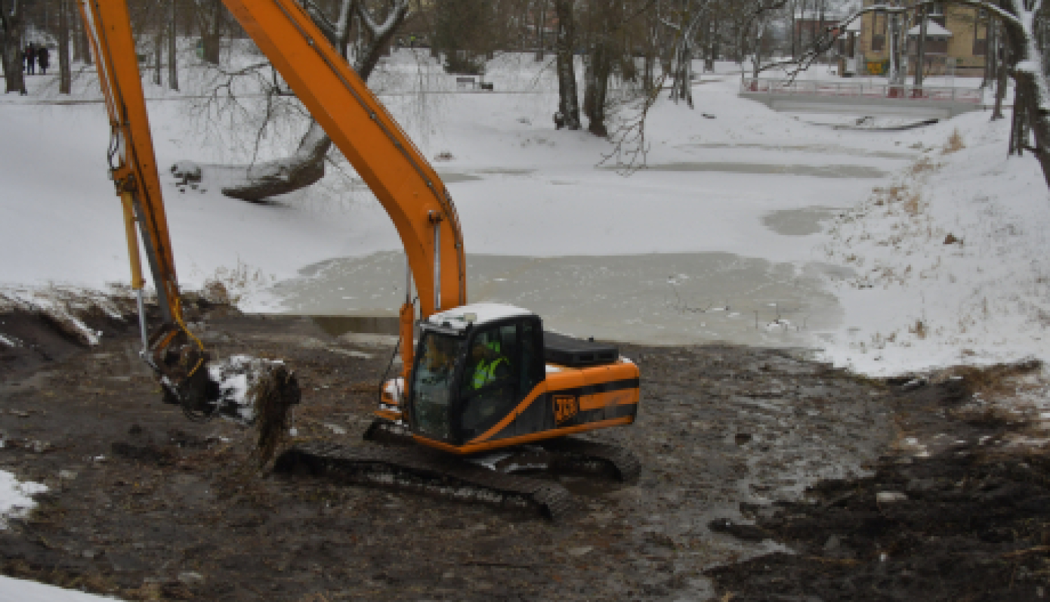 Šodien uzsākta Kena parka dīķa tīrīšana