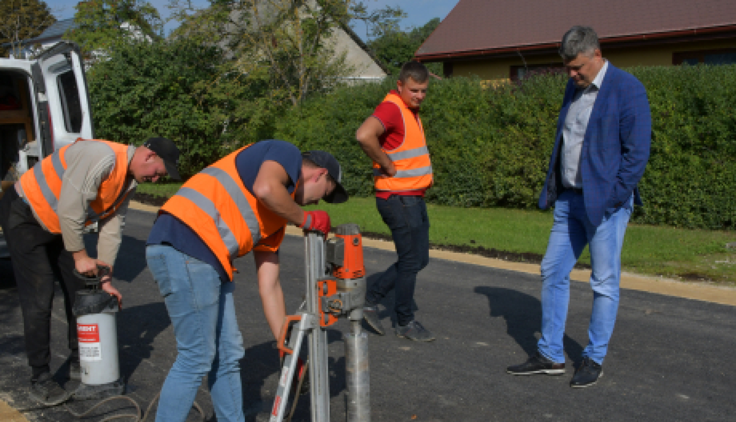 SIA “LV ROADS” veic asfalta urbumus atjaunotajās ielās