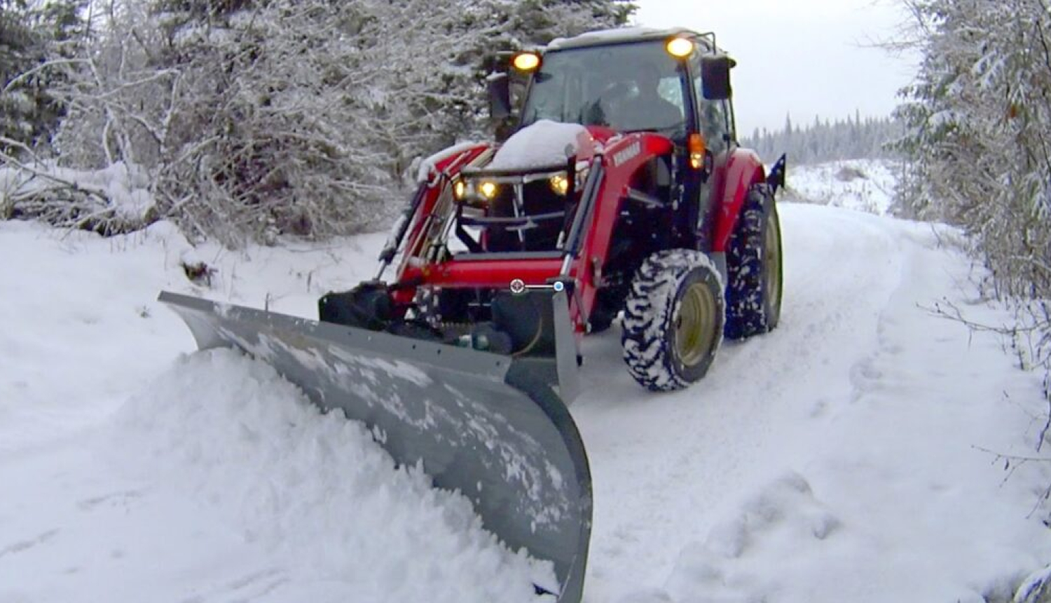 Traktors tīra sniegu