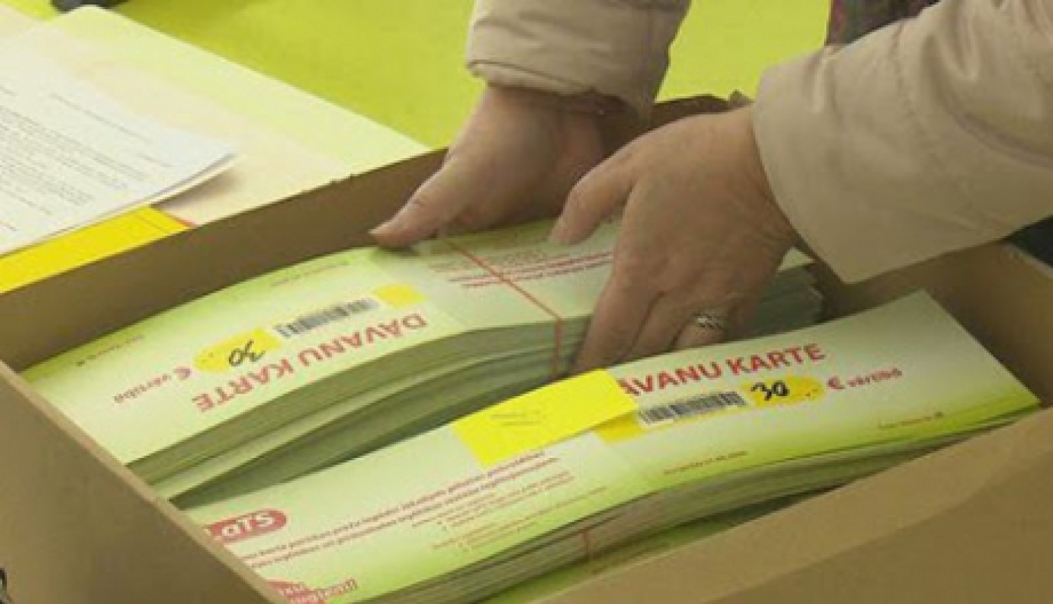 Par dāvanu karšu izsniegšanu skolēniem