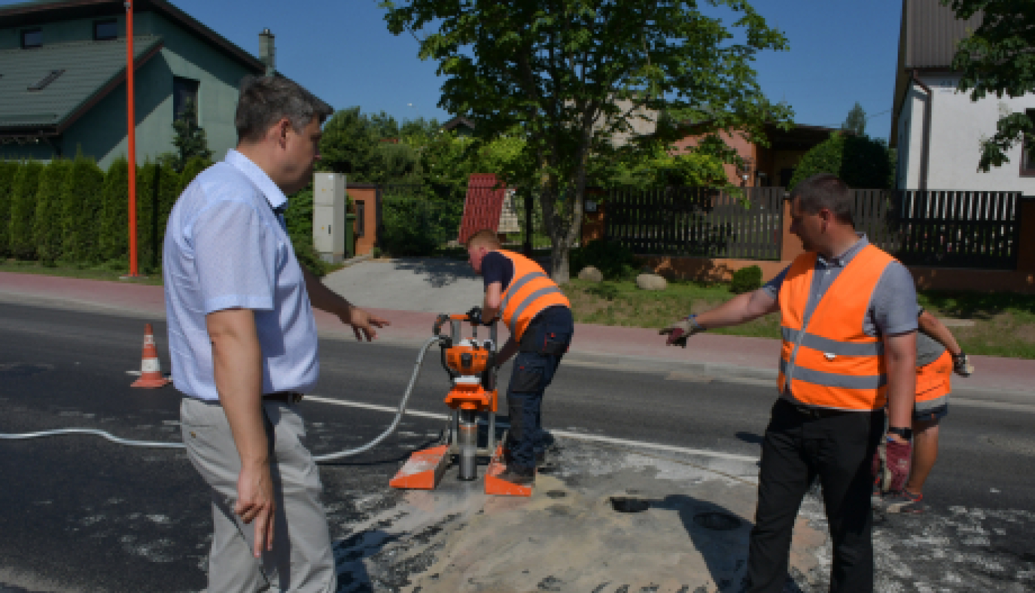 Veic asfaltbetona paraugu urbšanu Zīlānu ielas posmā no Slimnīcas līdz Ķieģeļu ielai