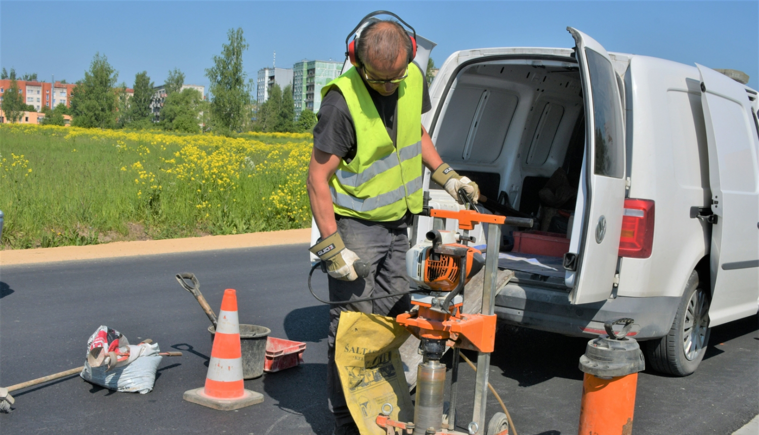 Veic urbumus asfaltā Viestura ielā