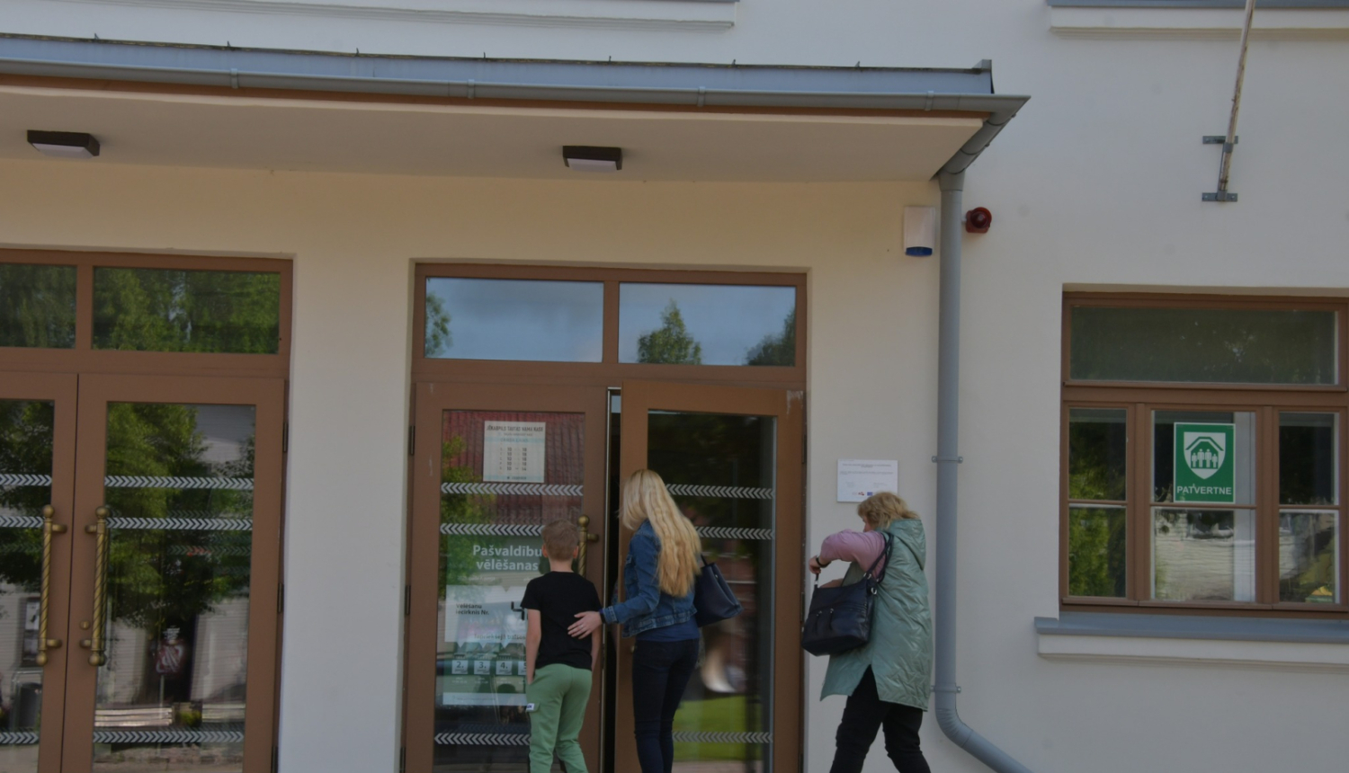 2 vēlētāji iet pie ārdurvīm