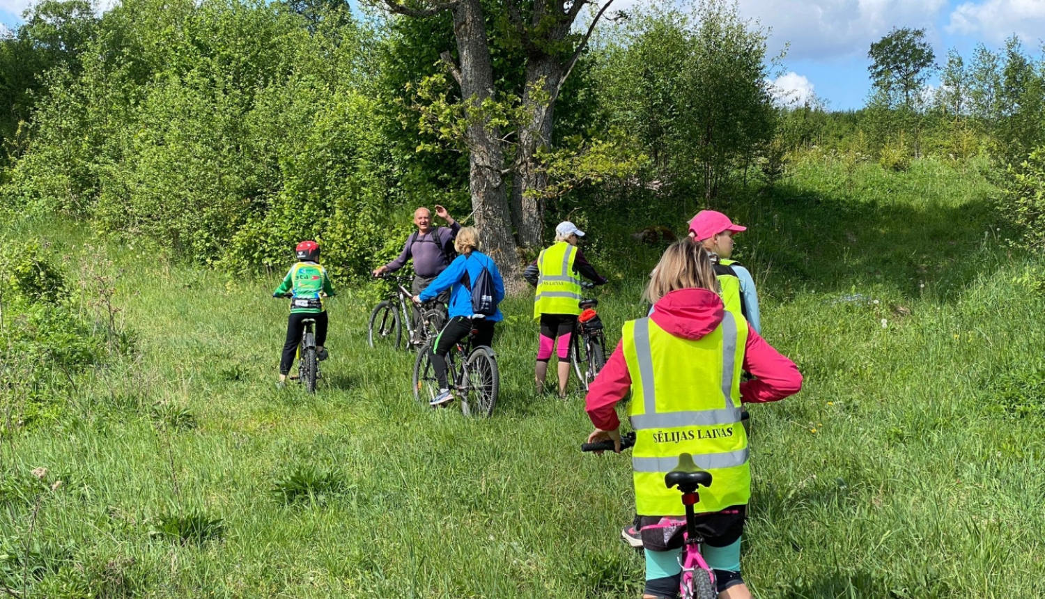 velobrauciens pa lauku dabu