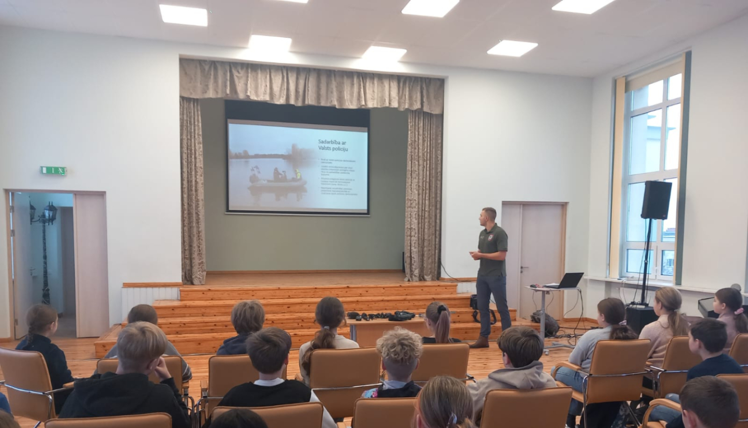 vides speciālists prezentē par dabas aizsardzību