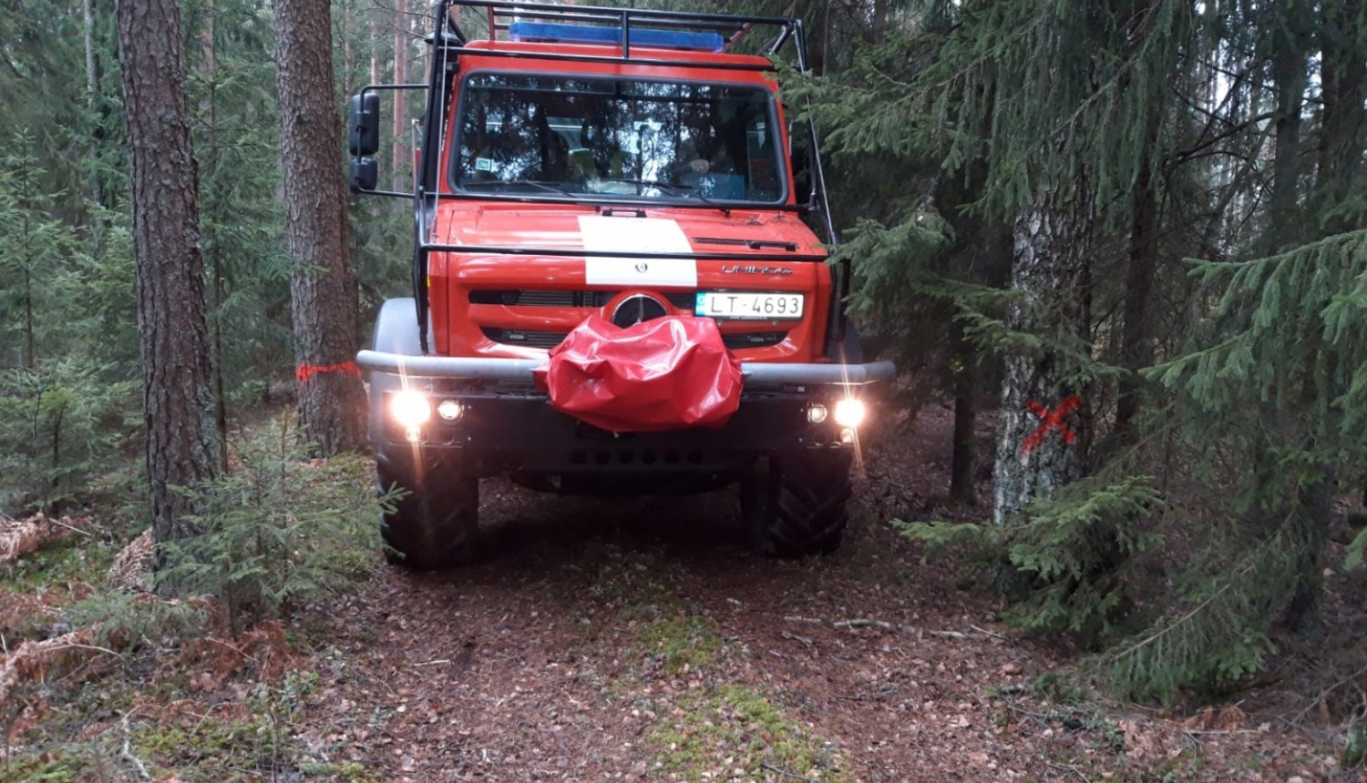 Ugunsdzēsēju mašīna mežā