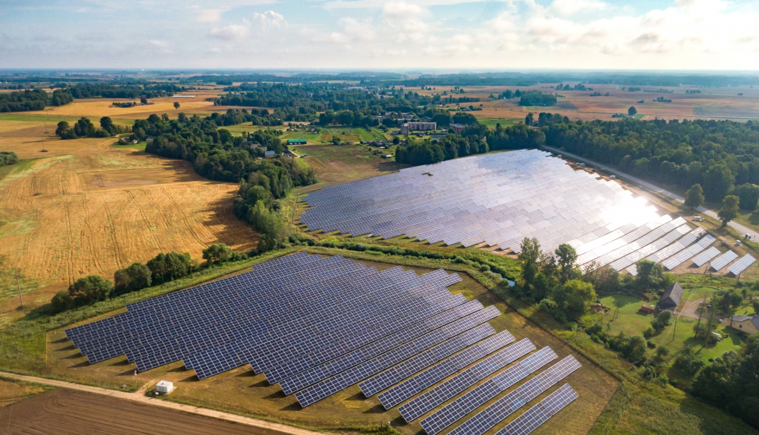 Saules elektrostacija no drona lidojuma