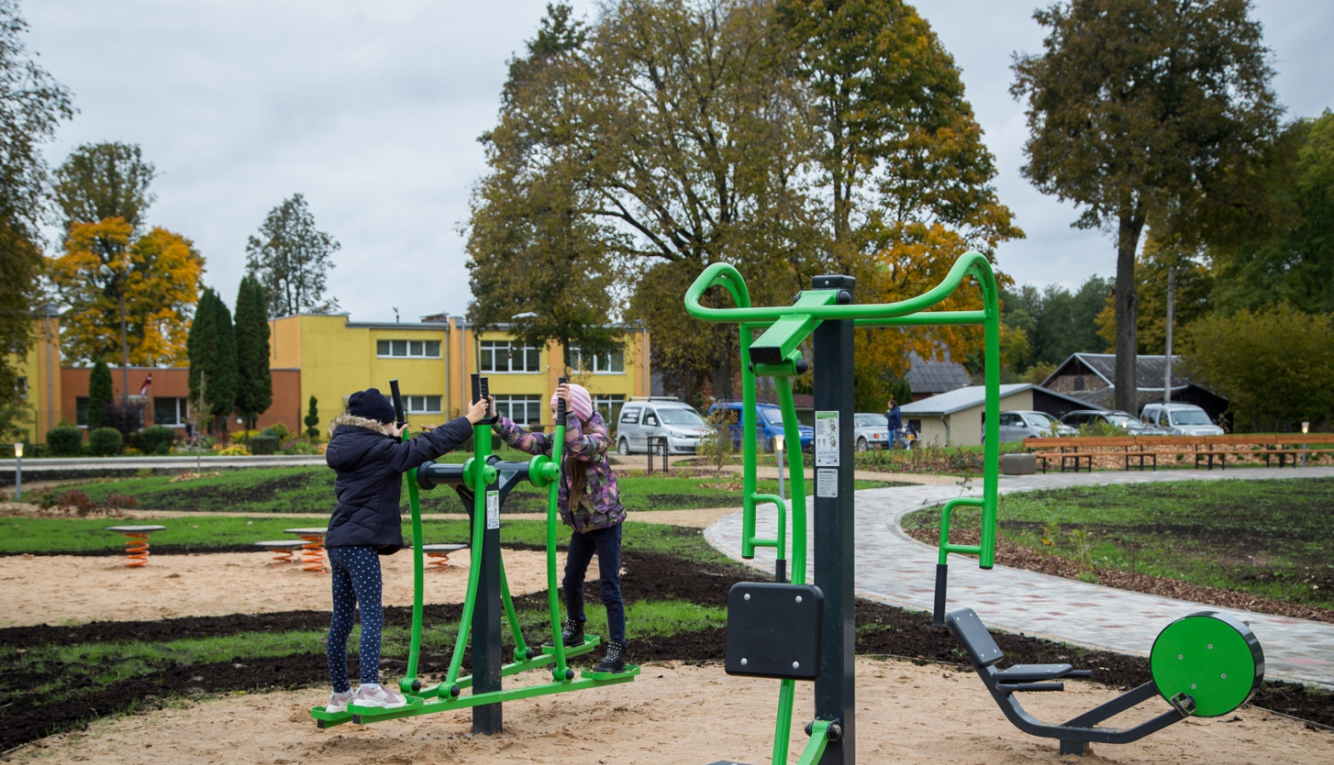 Bērni minās uz āra trenažieriem Rubeņos