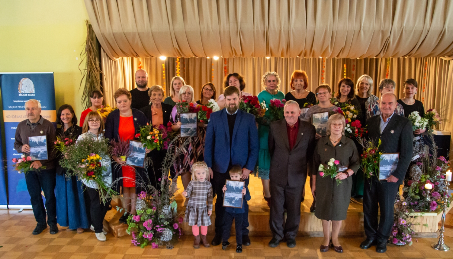 Sēlijas sudrabs laureātu kopbilde pie mazās skatuves 2. stāvā Viesītes kultūras centrā "Sēlija"
