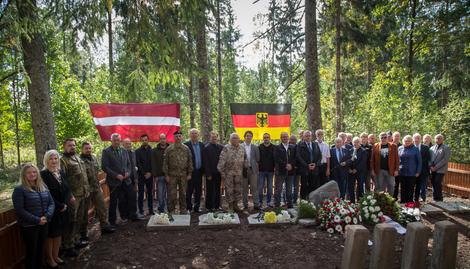 Jēkabpils novada domes priekšsēdētāj vietnieks izglītības, kultūras jautājumos Alfons Žuks, brīvprātīgo grupa no Vācijas un Vācijas Bundesvēra karavīri, godinot Pirmajā pasaules karā kritušo vācu karavīru kapavietu atjaunošanu. 