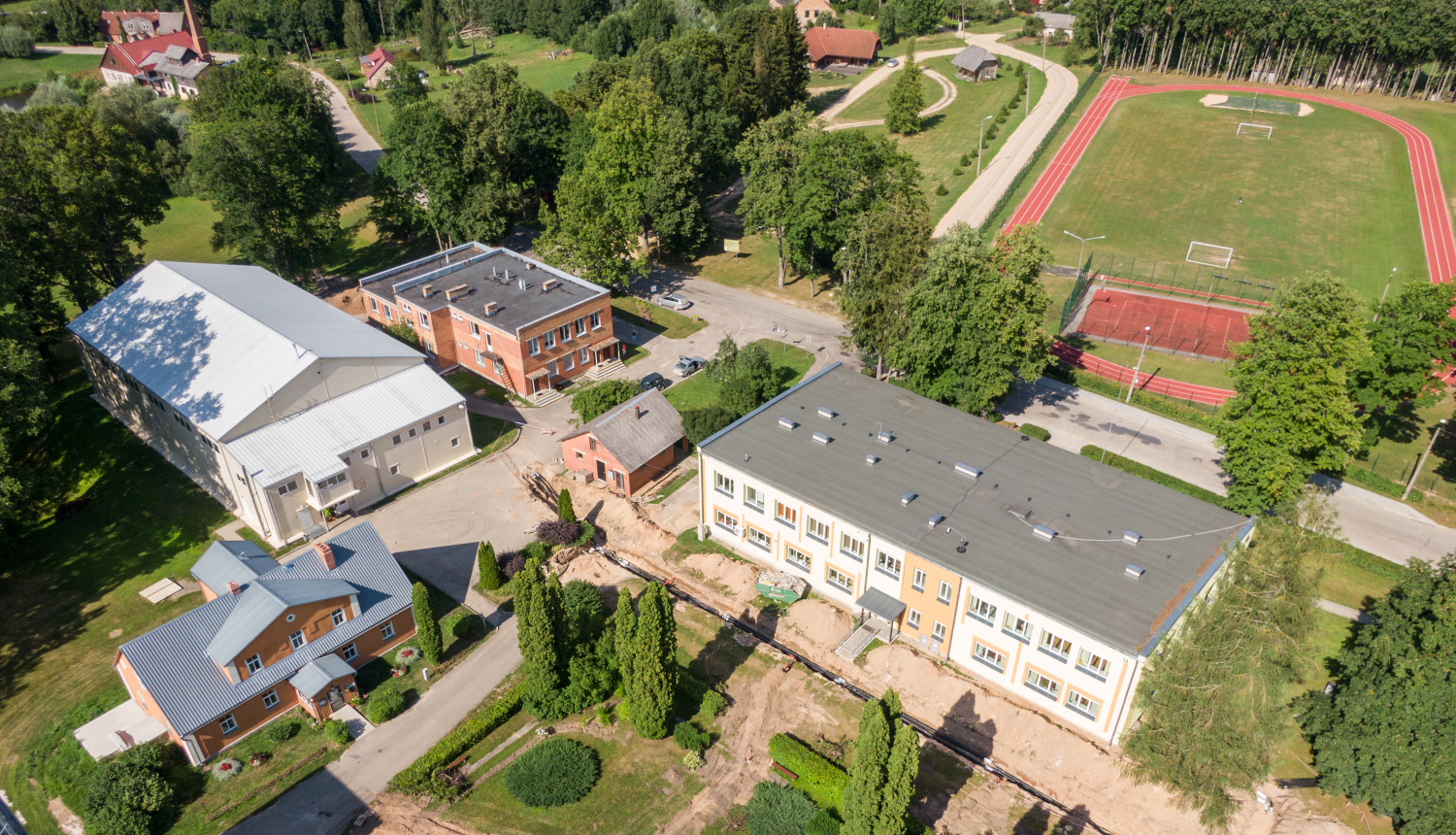 Skats no drona uz siltumtrases pārbūves darbiem