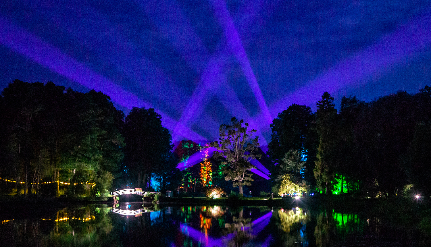 Zasas muižas parks svētku laikā nakts stundās