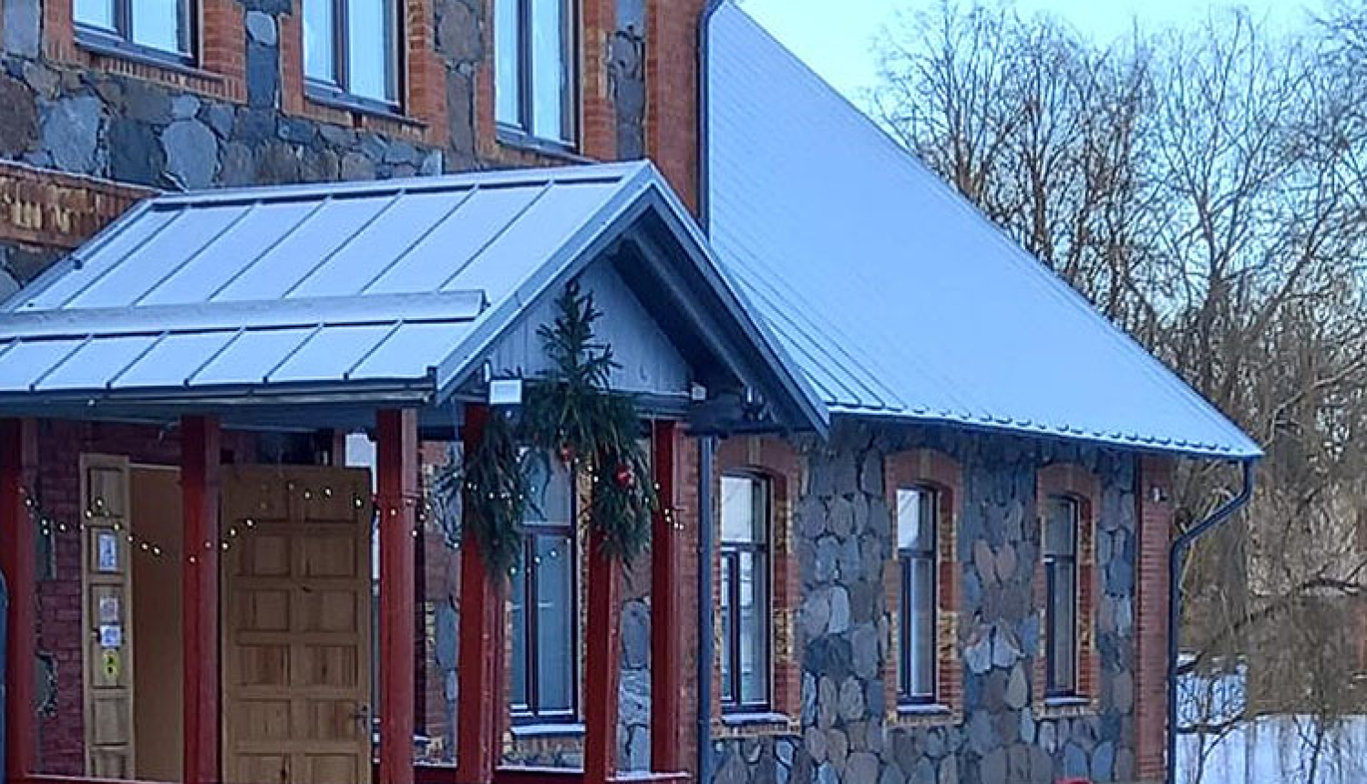 Ziemassvētku vecītis pie Rubeņu pamatskolas ieejas durvīm