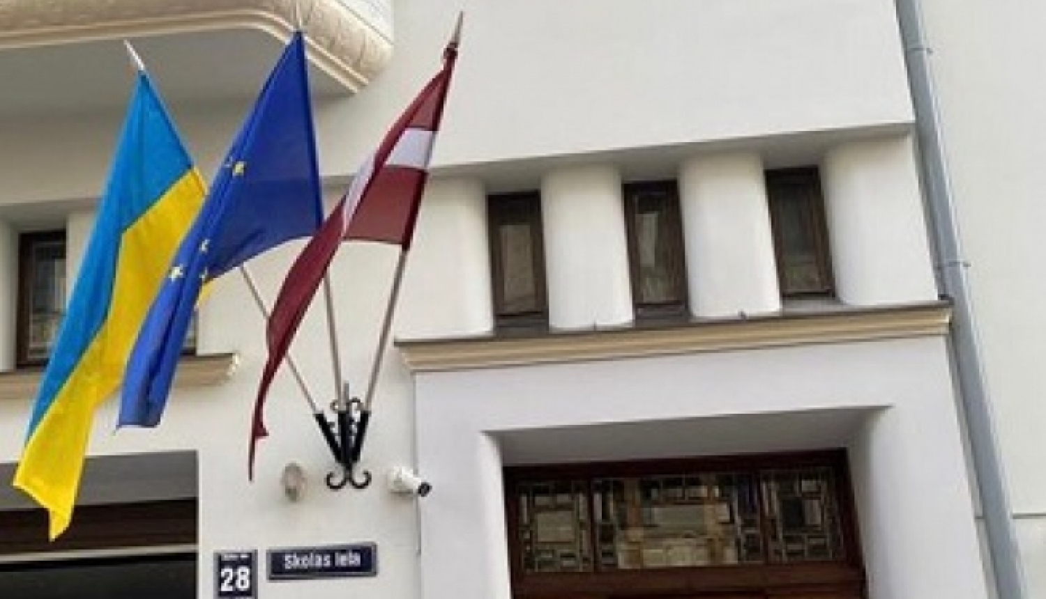 Ukrainas, Eiropas un Latvijas karogi plīvo pie mājas sienas