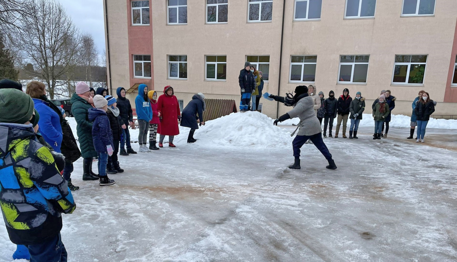 Notiek aktivitātes ārā pie Rubeņu pamatskolas