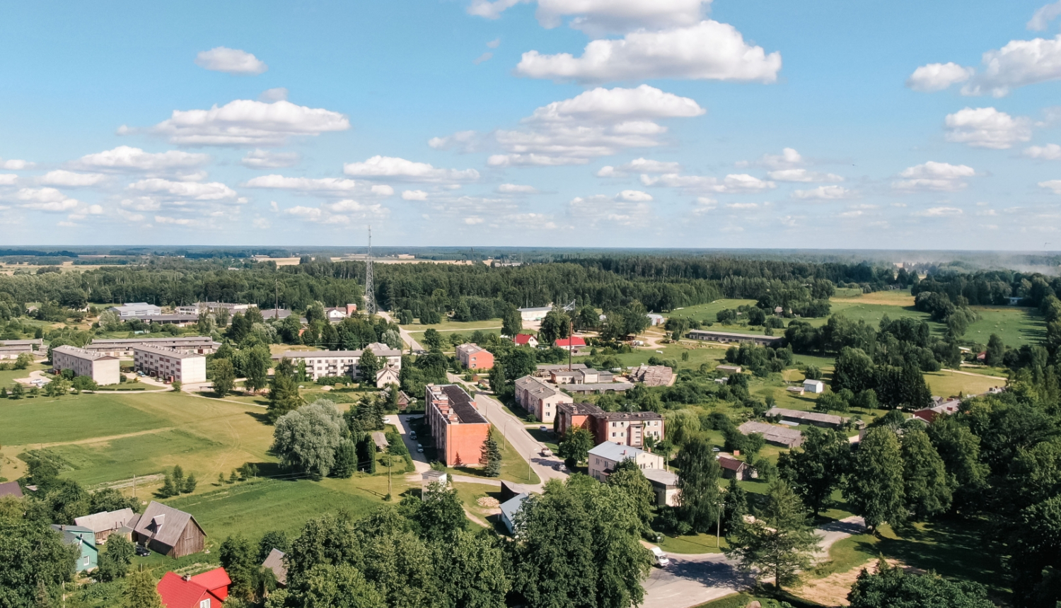 Zasa no augšas - ielas, daudzdzīvokļu ēkas, katlumāja tālumā