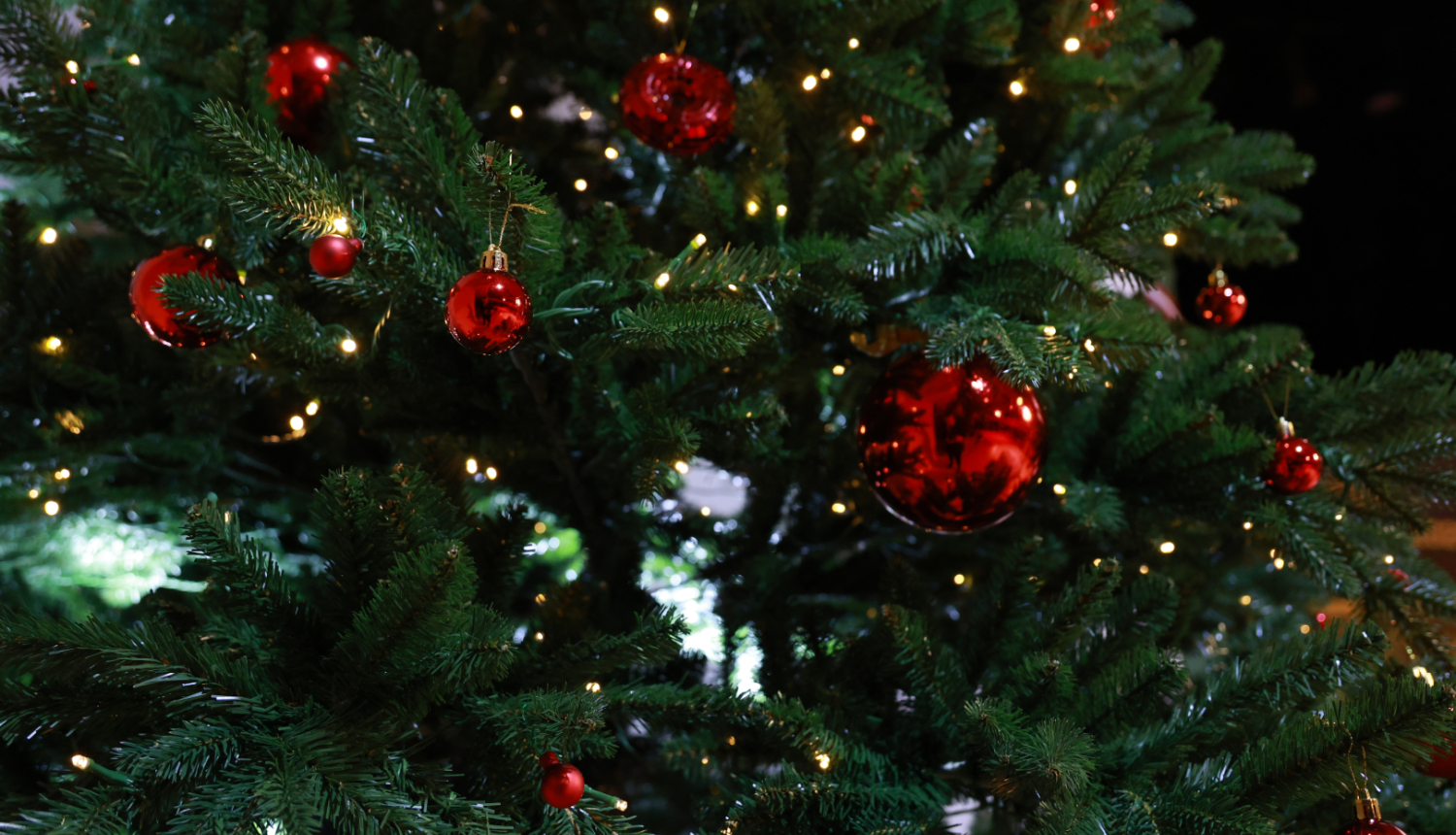 Eglīte ar rotājumiem