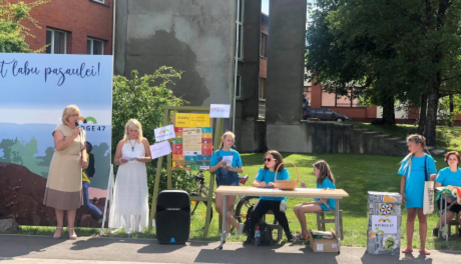 Jēkabpils pilsētas domes priekšsēdētāja vietniece Kristīne Ozola atklāja akciju "Iegriezt pasauli kopā!"