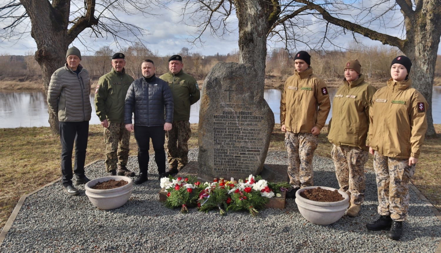 Zemessardzes un pašvaldības pārstāvji noliek ziedus pie pieminekļa
