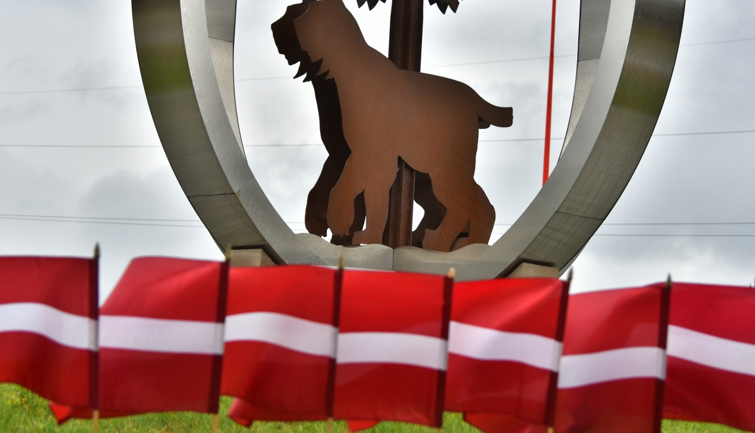 Lūsis un Latvijas valsts karodziņi