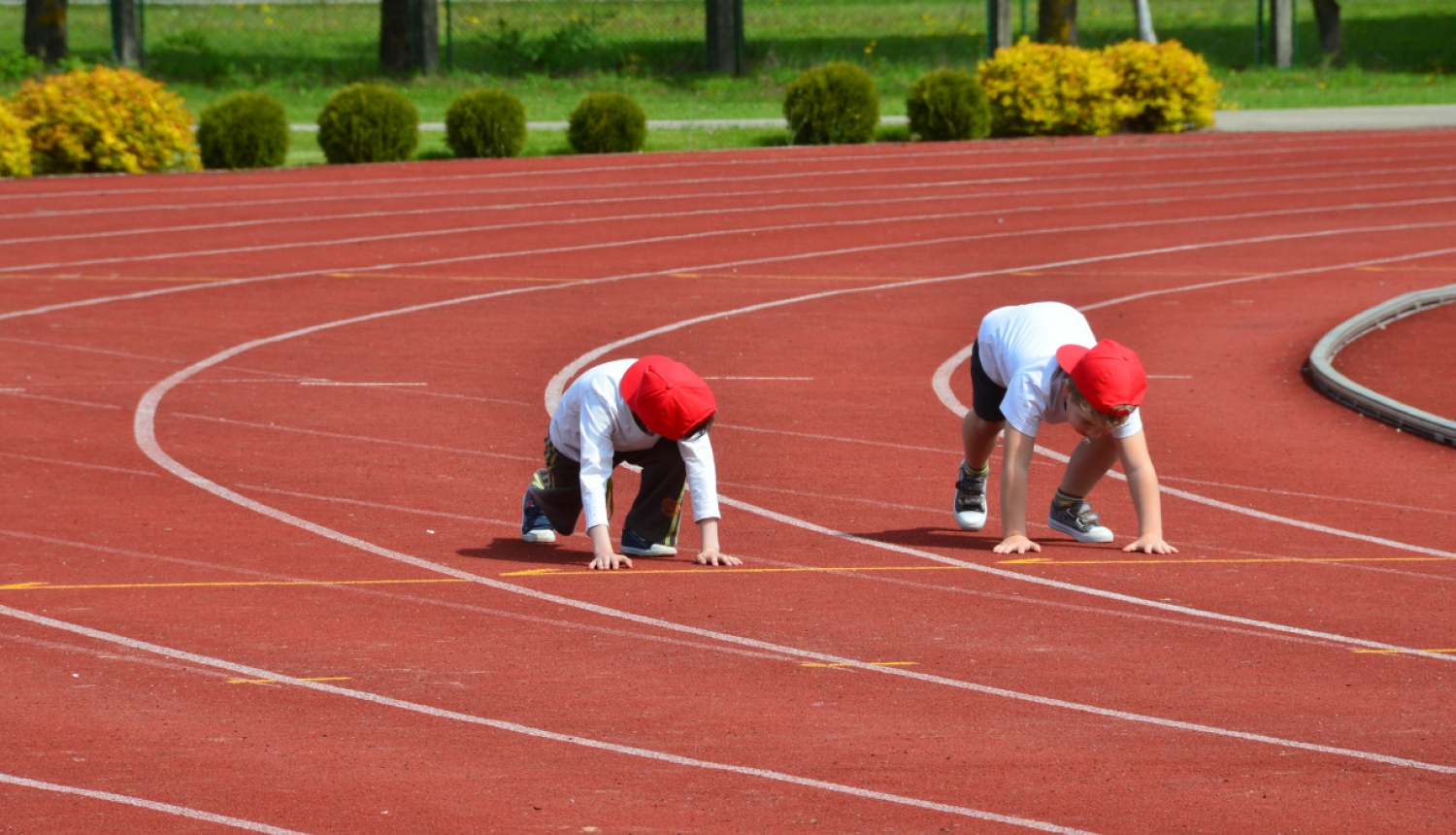 Bērni sporto stadionā