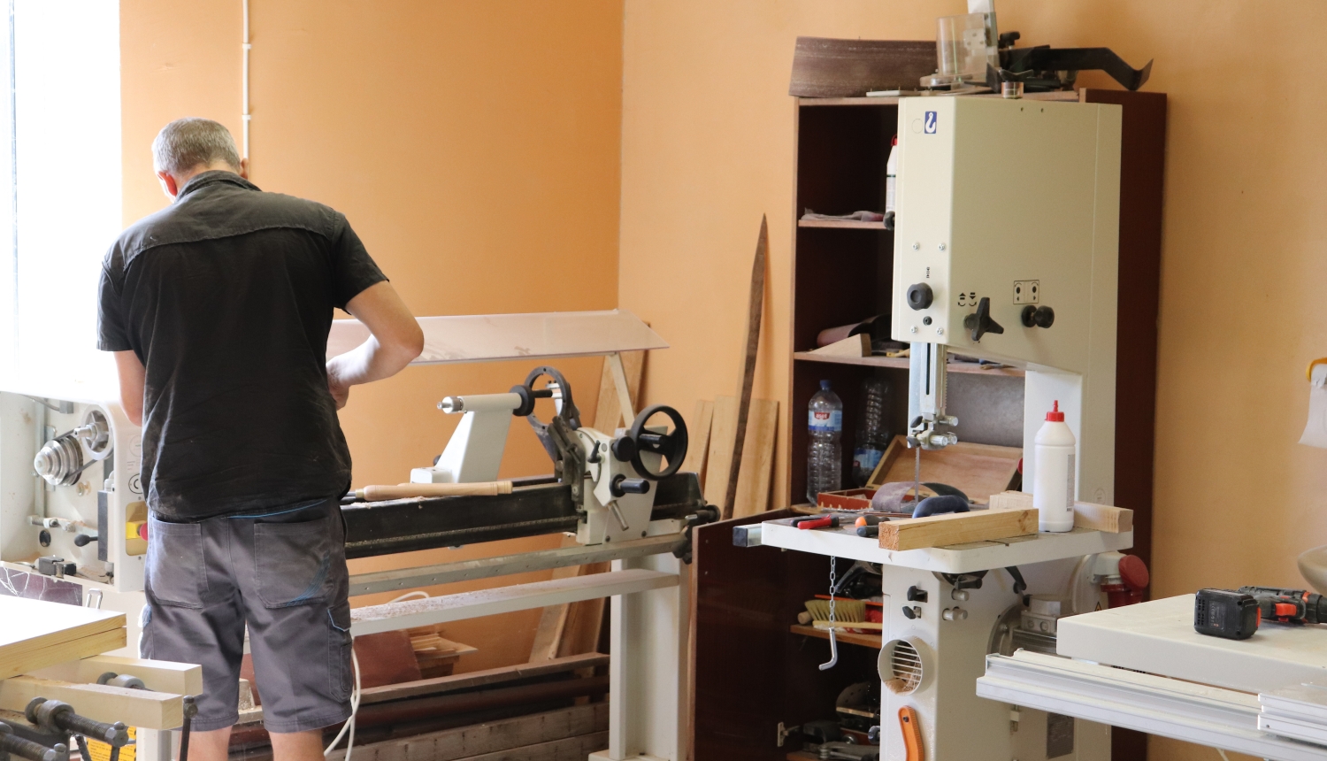 vīrietis griež koku