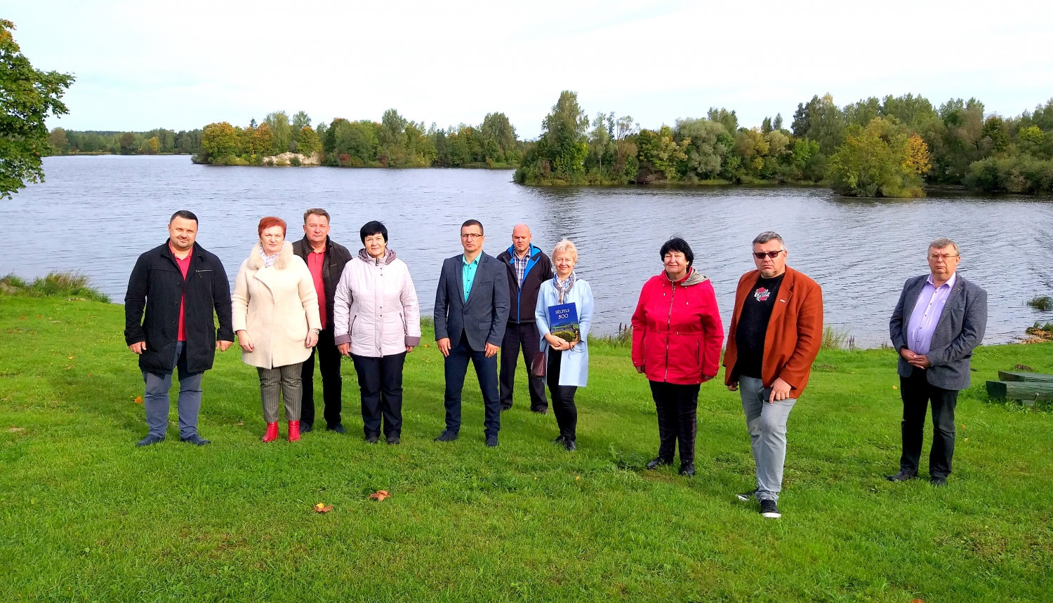 Jēkabpils novada pašvaldības vadība ar speciālistiem Daugavas krastā