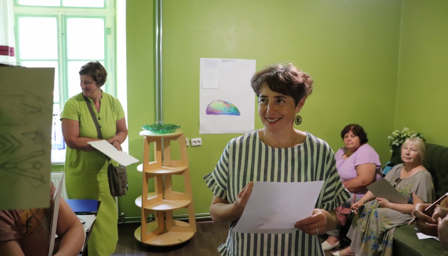 Anda Svarāne telpā uzrunā Sēlijas salu kopienu