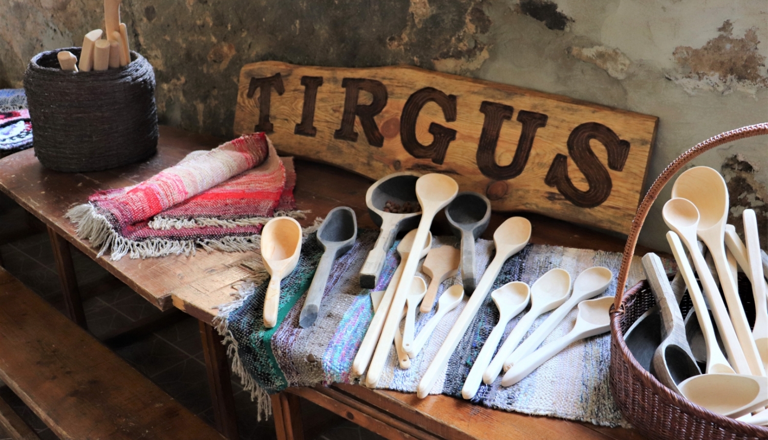 Attēlā uzraksts "Tirgus"