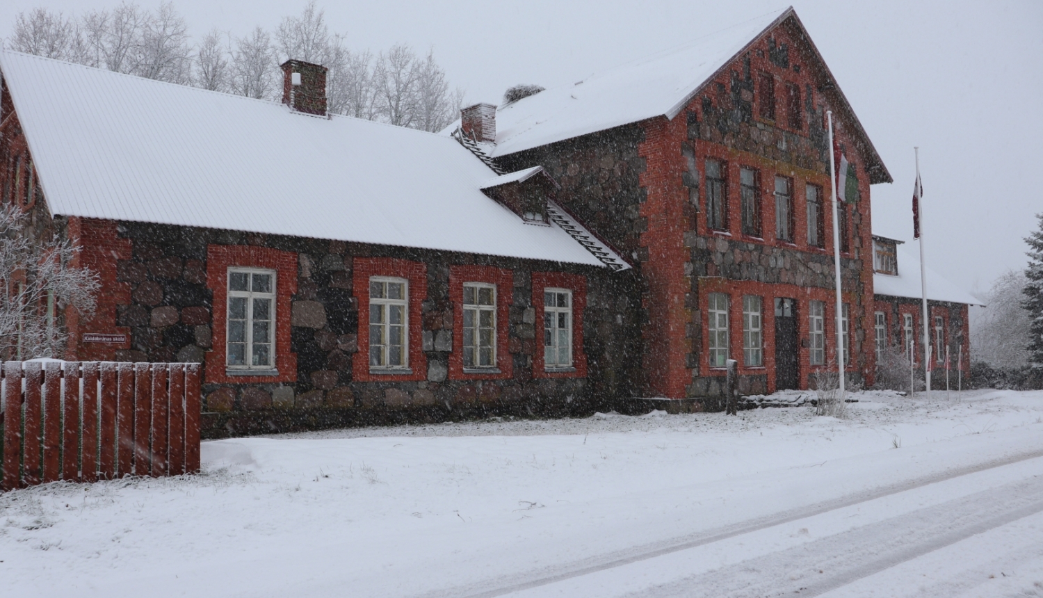Kaldabruņas skola sniega segā