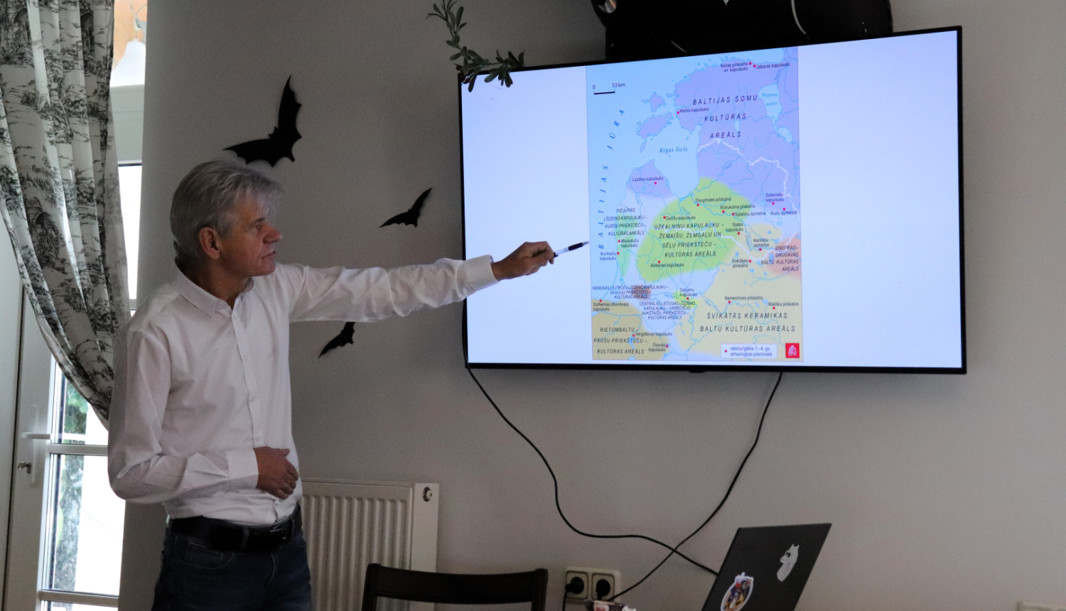 Zinātnieks rāda uz Latvijas karti ekrānā. Foto: Sēlijas salas