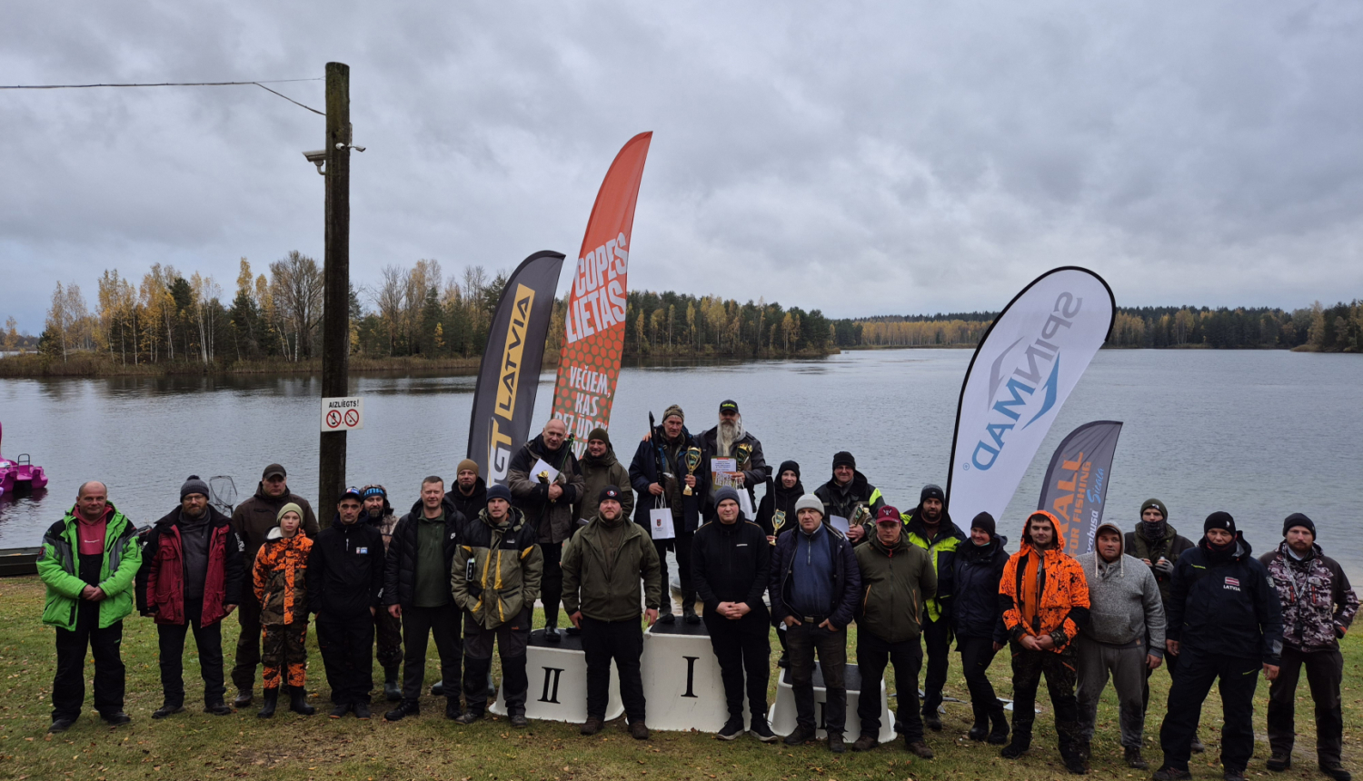 Pasākuma dalībnieku kopbilde pie ūdenskrātuves