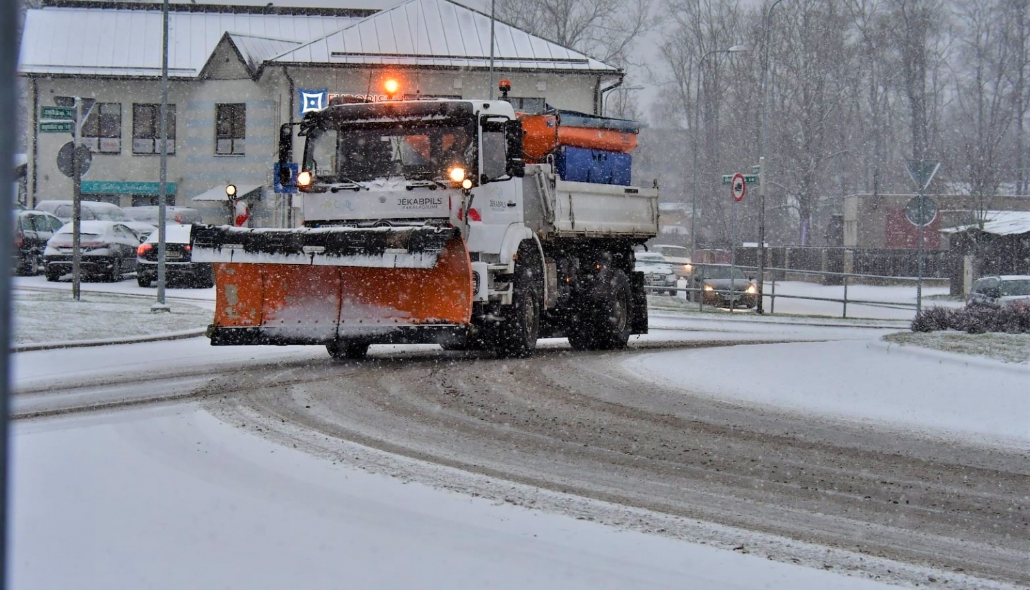 Ielu un ceļu tīrāmā mašīna
