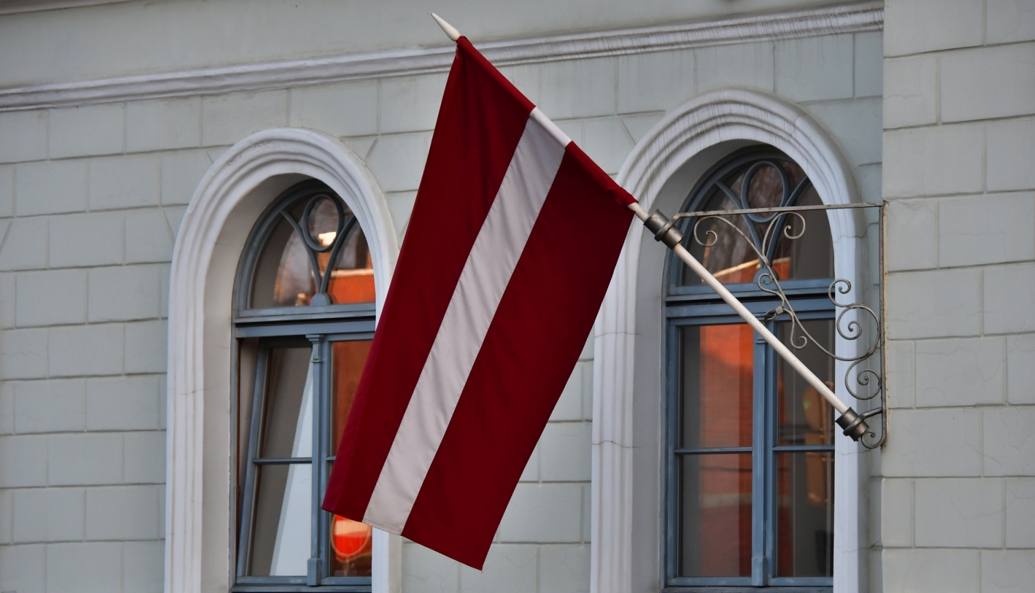 Latvijas karogs plīvo pie gaišās Jēkabpils novada domes ēkas Brīvības ielā 120 Jēkabpilī