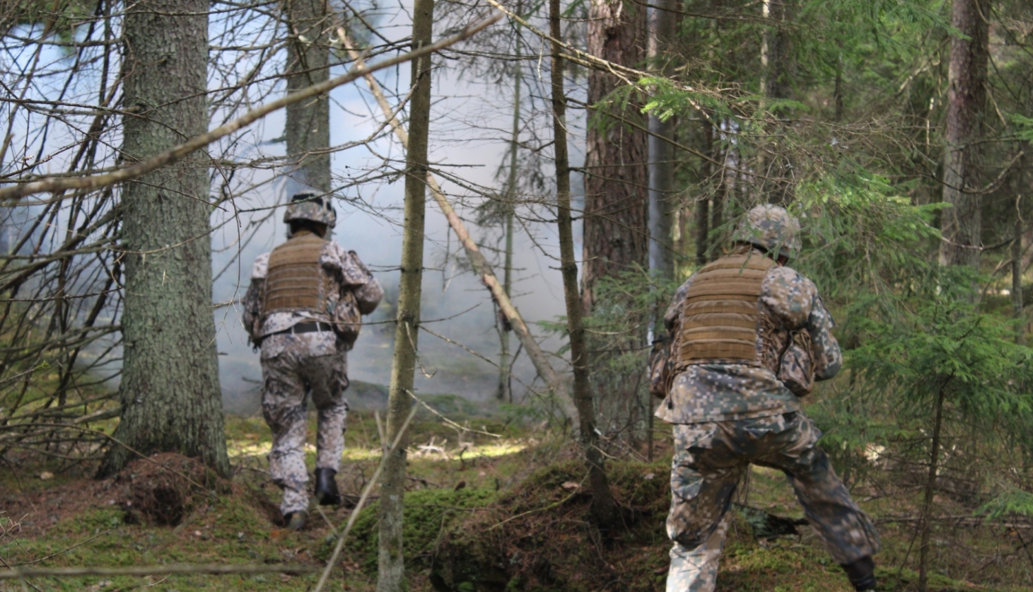 Zemessargi mācībās mežā