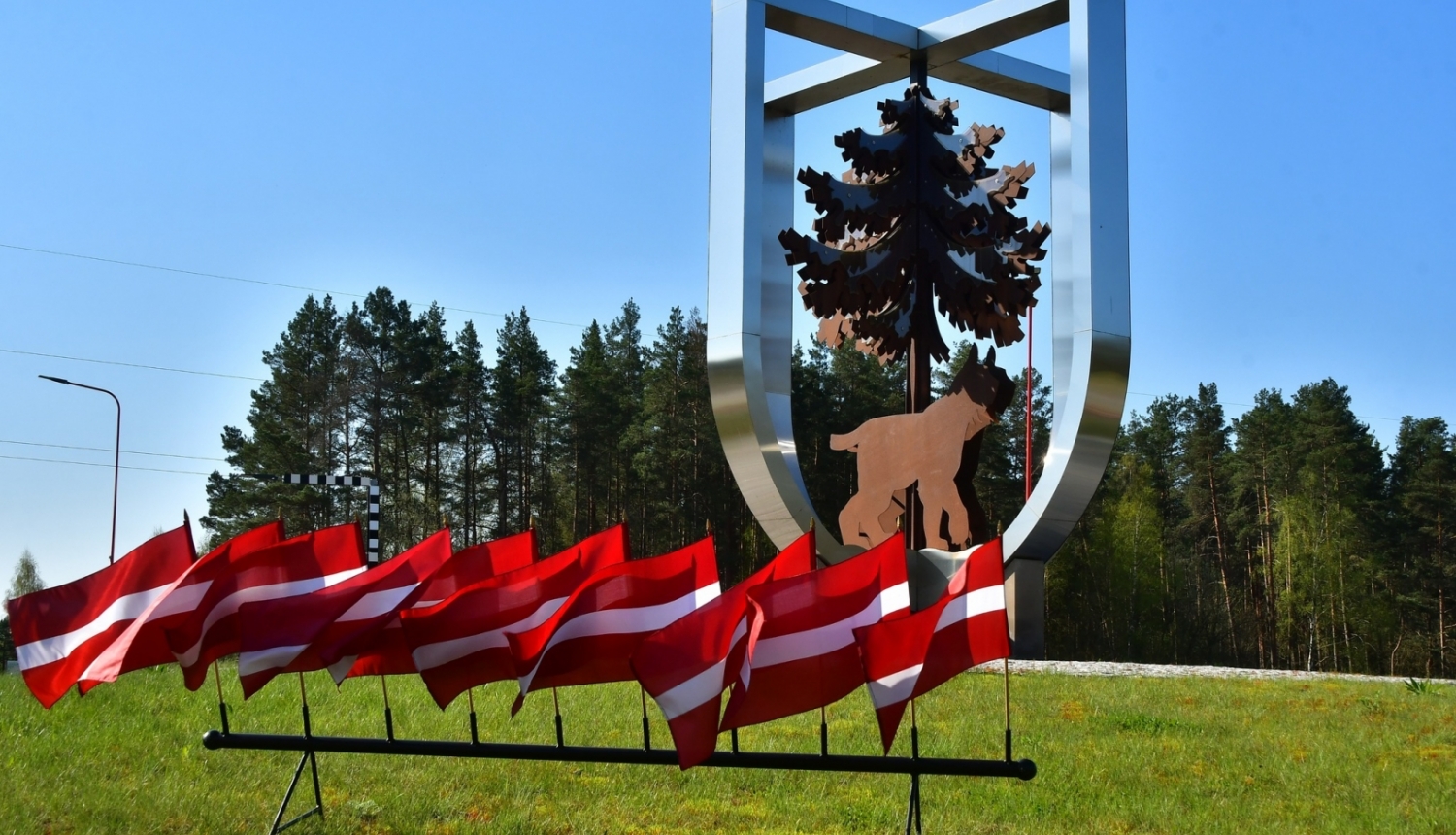 Satiksmes aplis JĒkabpilī ar lūša attēlu