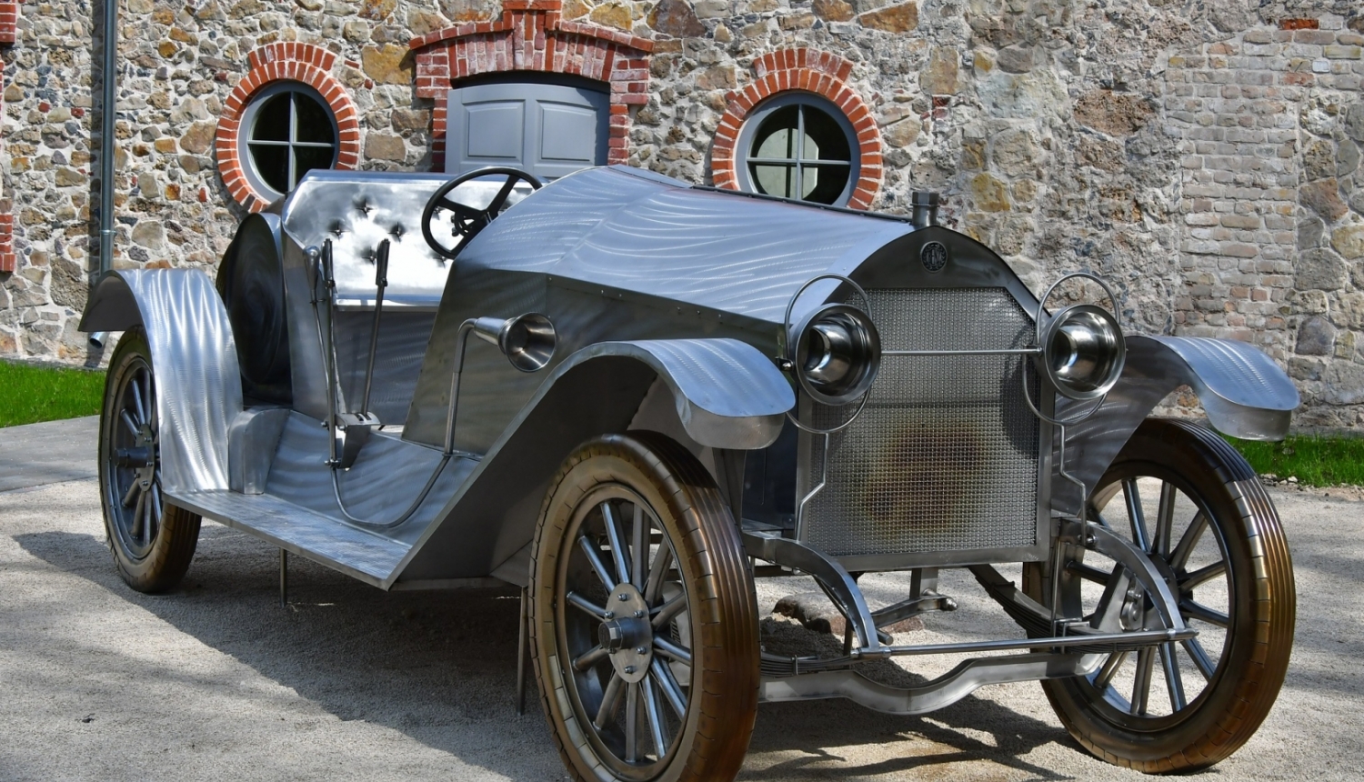 Ekspozīcija - auto pie Krustpils pils, pie smēdes