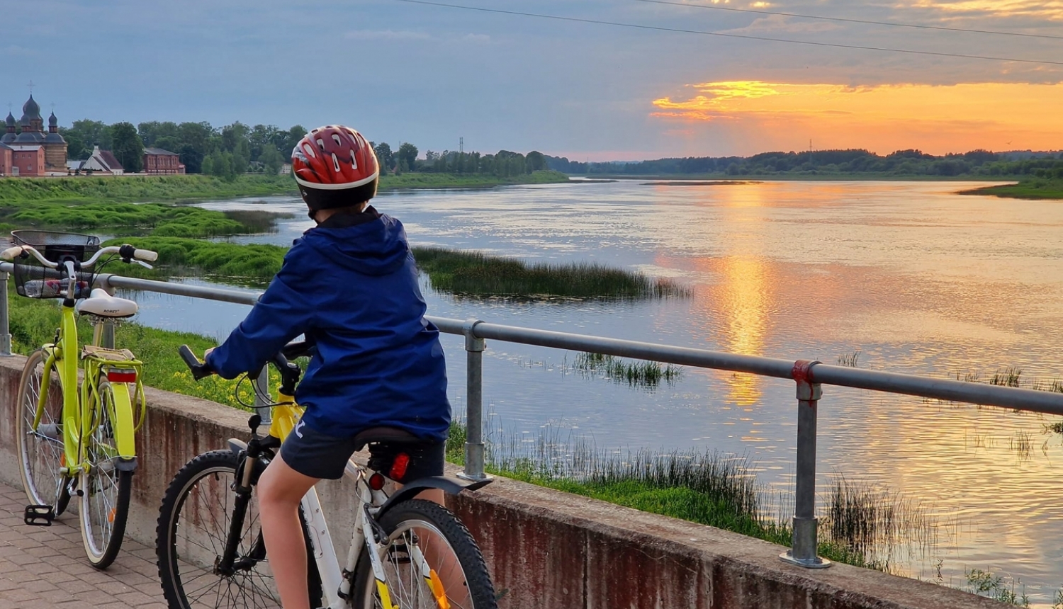 Jēkabpils 352 km publicitātes foto, kurā persona minās pa jēkabpils dambi ar velosipēdu