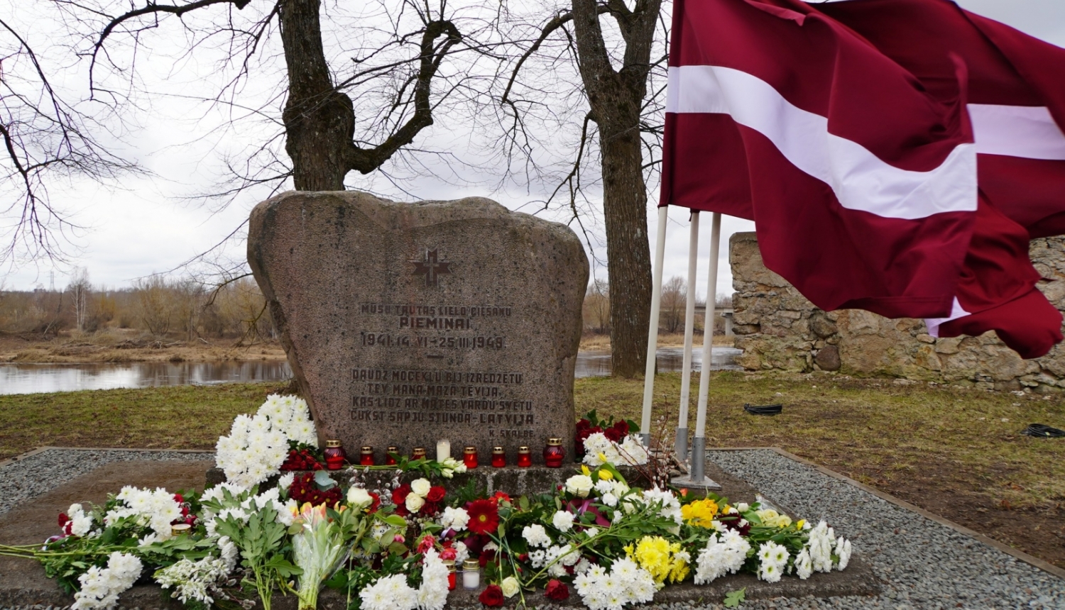 Piemineklis represētajiem