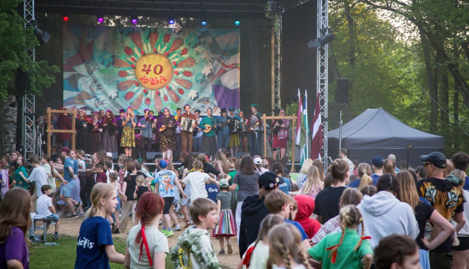 Festivāls pulkā eimu pulkā teku 