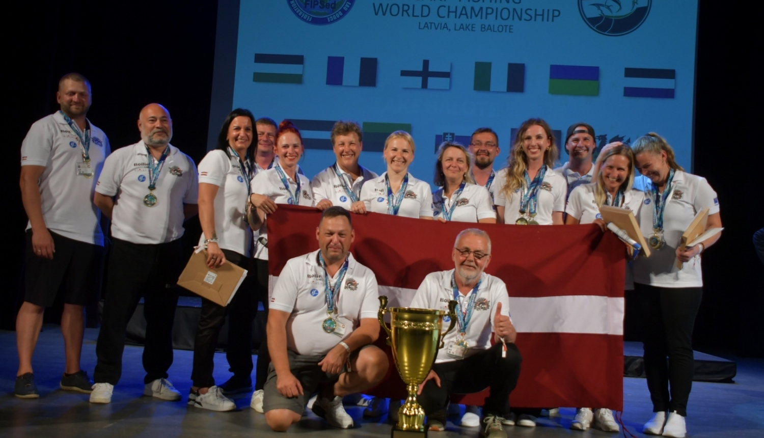 Sieviešu komandas kopbilde (karpu čempionāts)