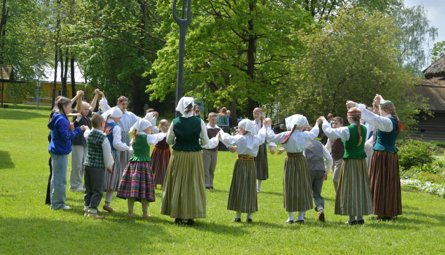 Bērni sastājušies aplī