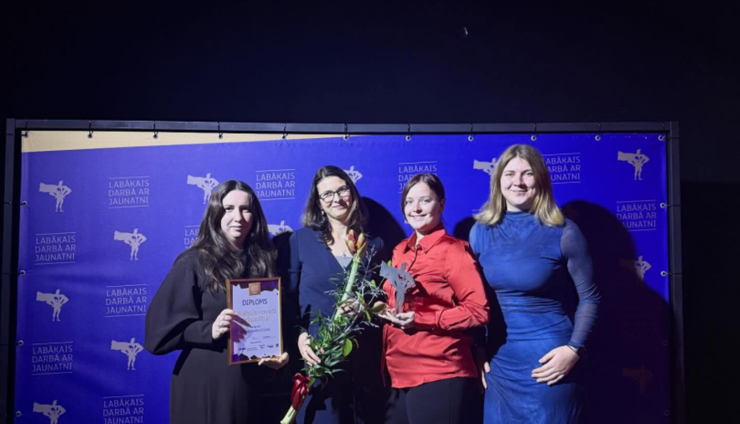 Bilde ar pašvaldības jaunatnes darbiniekiem